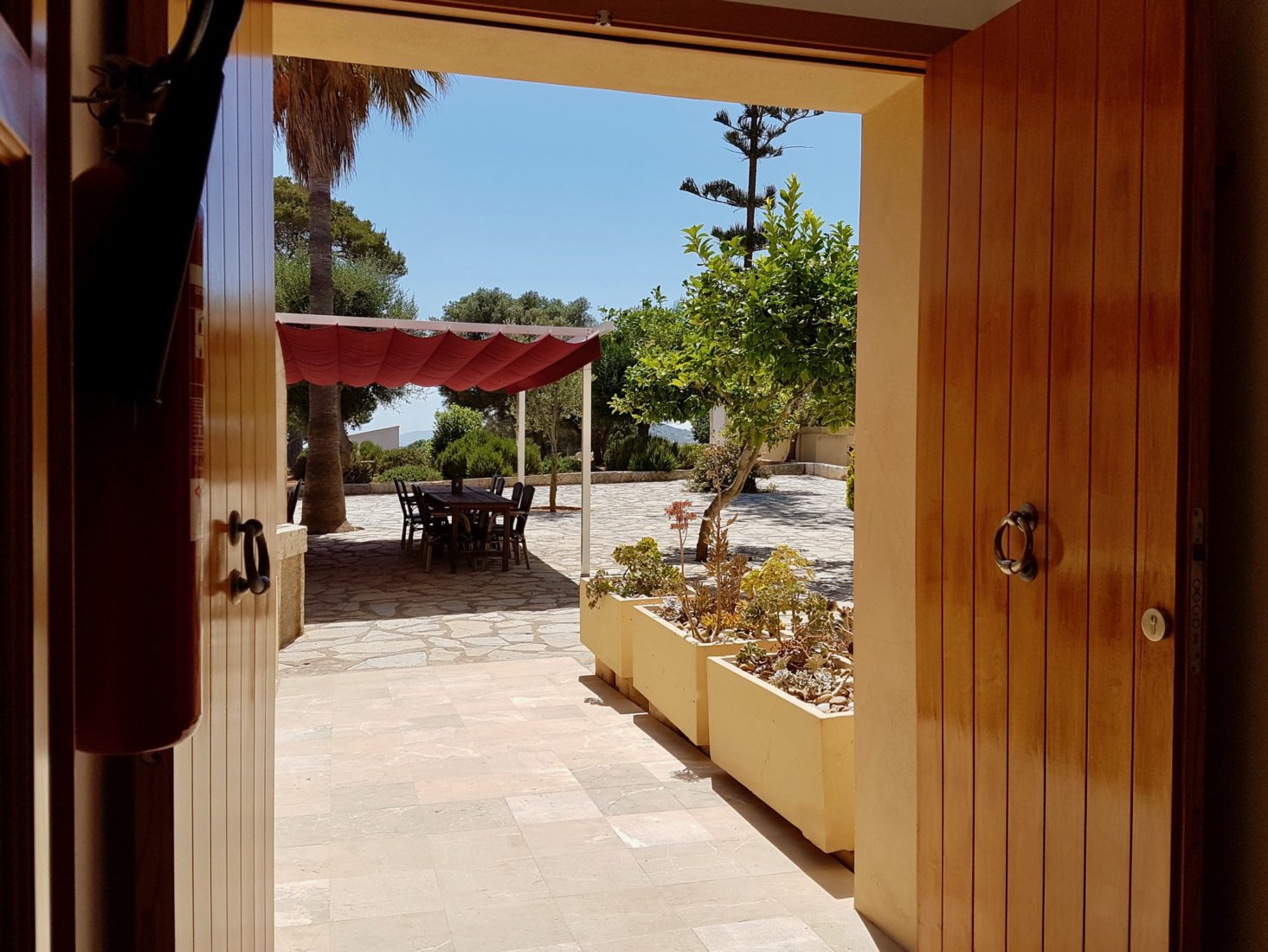 Eingang mit Rampe und Ausblick auf den Dorfplatz in Finca Mallorca