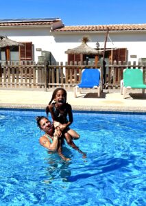 Gemeinsamer Spaß im Pool auf Mallorca als Auszeit vom stressigen Alltag