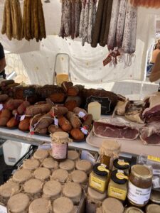 Wurstwaren und Spezialitäten auf dem Markt in Arta