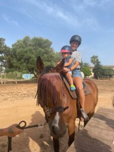 Mama und Sohn im Eltern-Kind-Sattel auf Hans